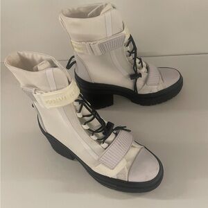 Converse Chuck Taylor 
•All Star Gr82
•Heeled Boot in White & Black
•Size